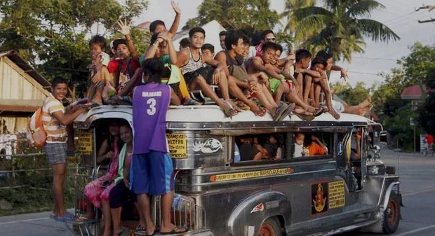 菲律宾61岁集尼车司机为贫困乘客提供免费乘搭服务成为网红