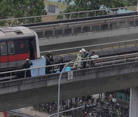 菲律宾一45岁男子被火车拖拽7米后死亡