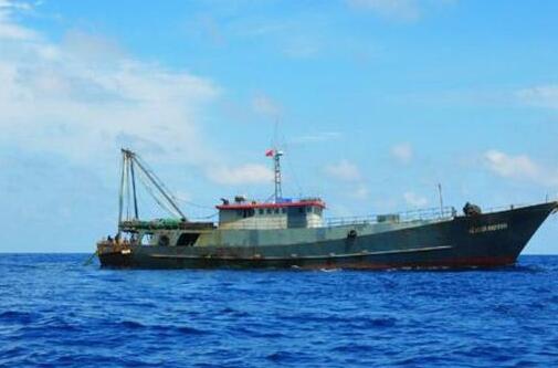 海岸警卫队表扬信，某轮船的船员们营救起4名菲律宾落水渔民