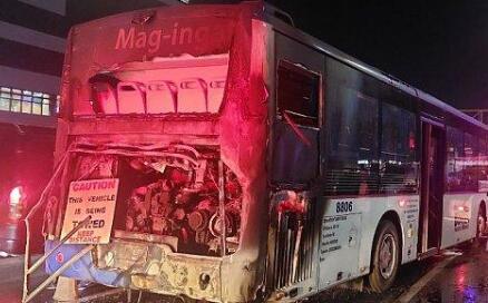 菲律宾一辆巴士突然起火
