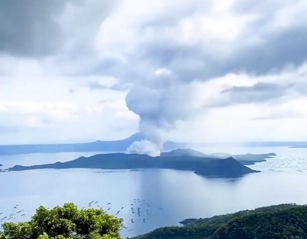 菲律宾塔尔火山再次喷发