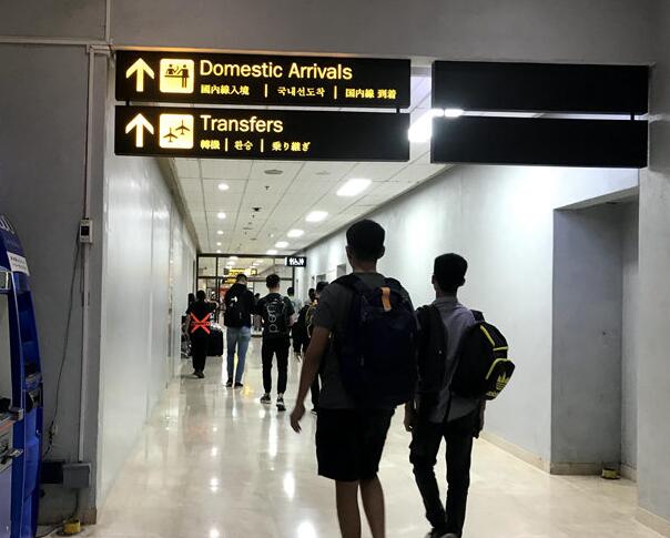 菲律宾机场移民局拦截涉嫌持假证件出境人员