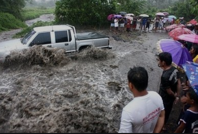 菲律宾多地持续阴雨天，宿务引发洪水