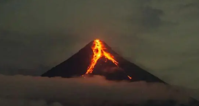 马荣火山熔岩喷出和地震活动增加