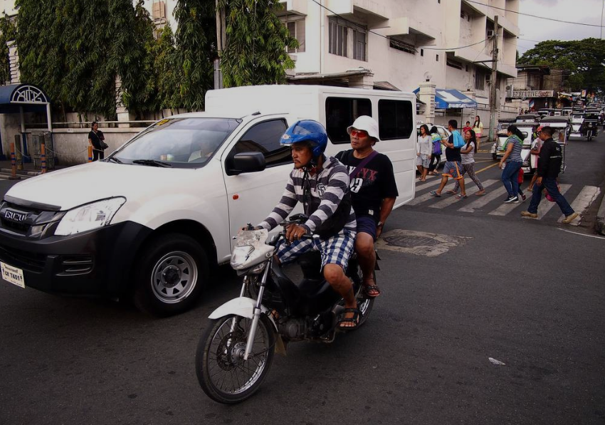 菲律宾摩托车骑手被逼