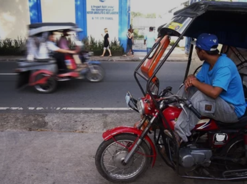 菲律宾摩托车骑手被逼