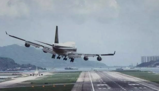 律宾航空公司(PAL)航班在降落前遭遇颠簸，12人受伤