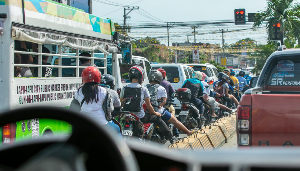 马尼拉各地修路造成严重交通堵塞