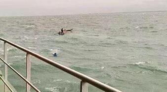 某轮船的船员们营救起4名菲律宾落水渔民