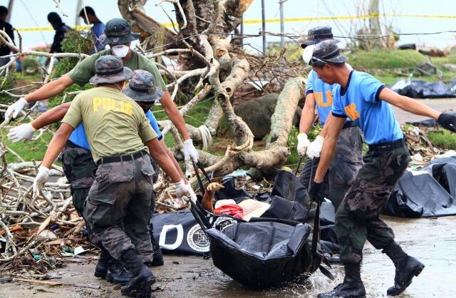 “塔拉”强台风袭击菲律宾 上千个家庭流落街头 数百人失踪