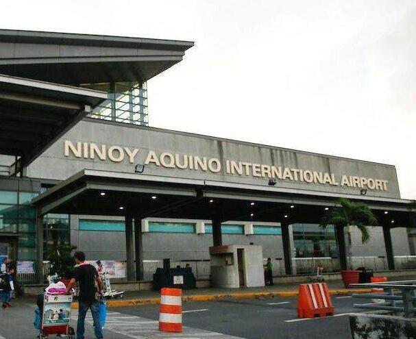 菲律宾机场移民局拦截涉嫌持假证件出境人员