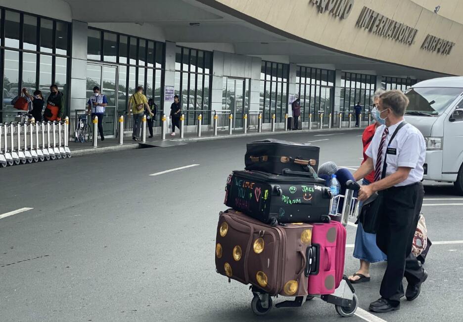 菲律宾马尼拉国际机场人员拾金不昧 归还出境旅客丢失的1000美元