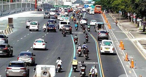 菲律宾奎松市联邦大道摩托车专用道  一天开出1200张罚单