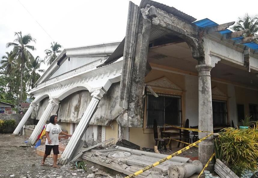 菲律宾奎松市发生强烈地震 目前已展开救援工作