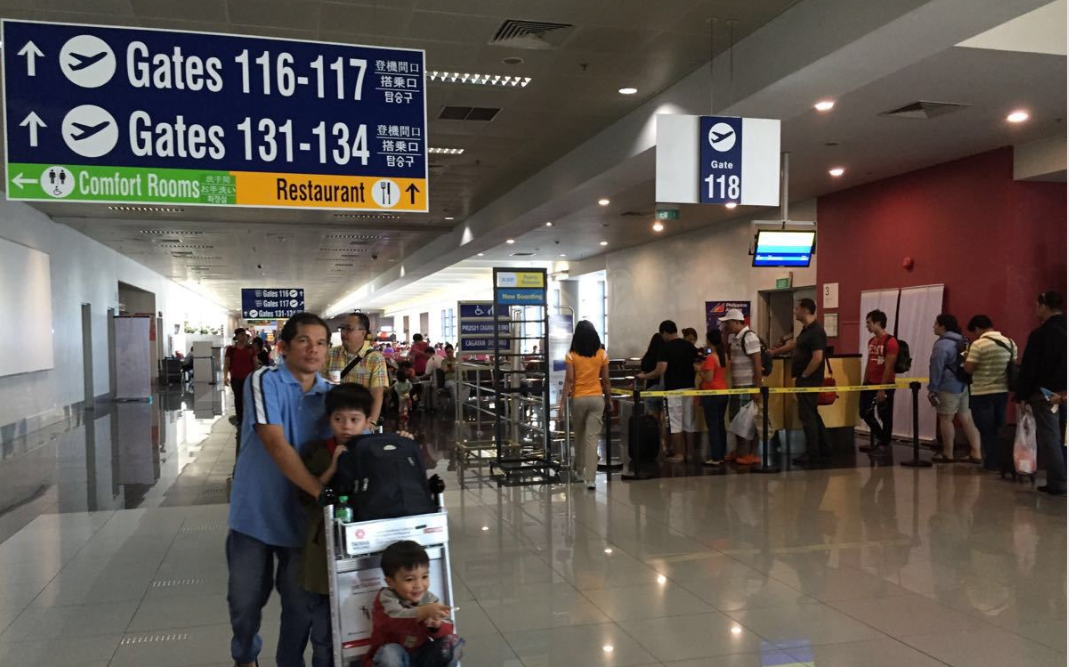 马尼拉国际机场机场移民局人员将配执法记录仪