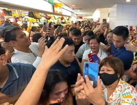 菲律宾总统访问新加坡购物中心被“围堵