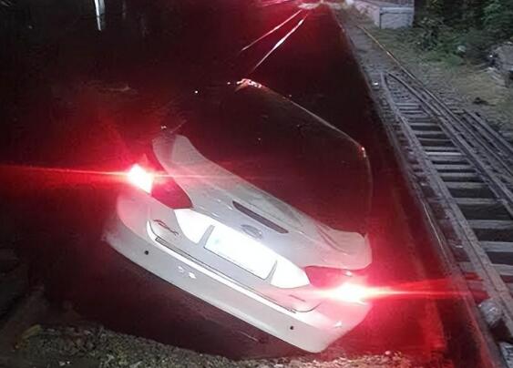 菲律宾一名男子驾驶福特福克斯撞入铁轨上