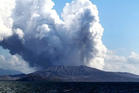 塔阿尔火山位于菲律宾