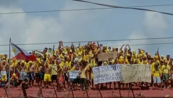 菲律宾怡郎省百余名囚犯因挨饿爬屋顶示威抗议